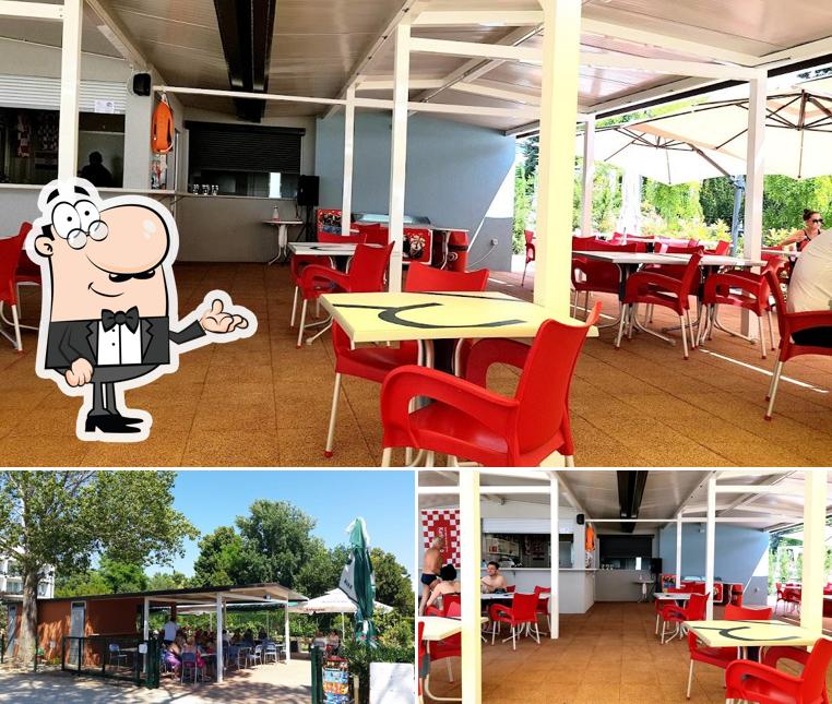 Siediti a un tavolo di Beach Bar "Paradiso"