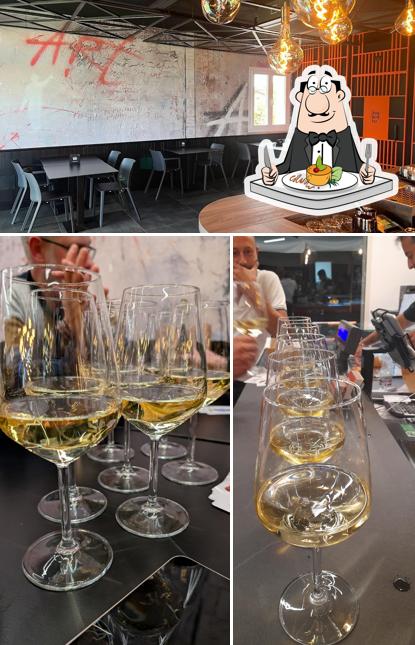 Dai un’occhiata alla foto che mostra la cibo e interni di REVO cocktail bar
