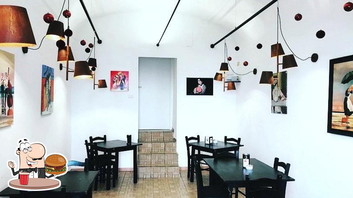 Ordina un hamburger a Vineria Vignola (cucina e salumeria)