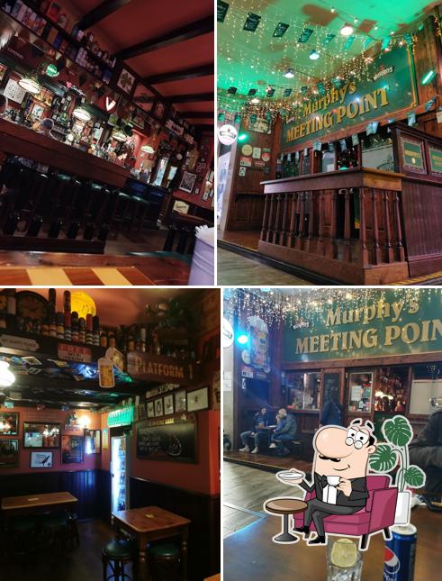Siediti a un tavolo di Murphy's Meeting Point