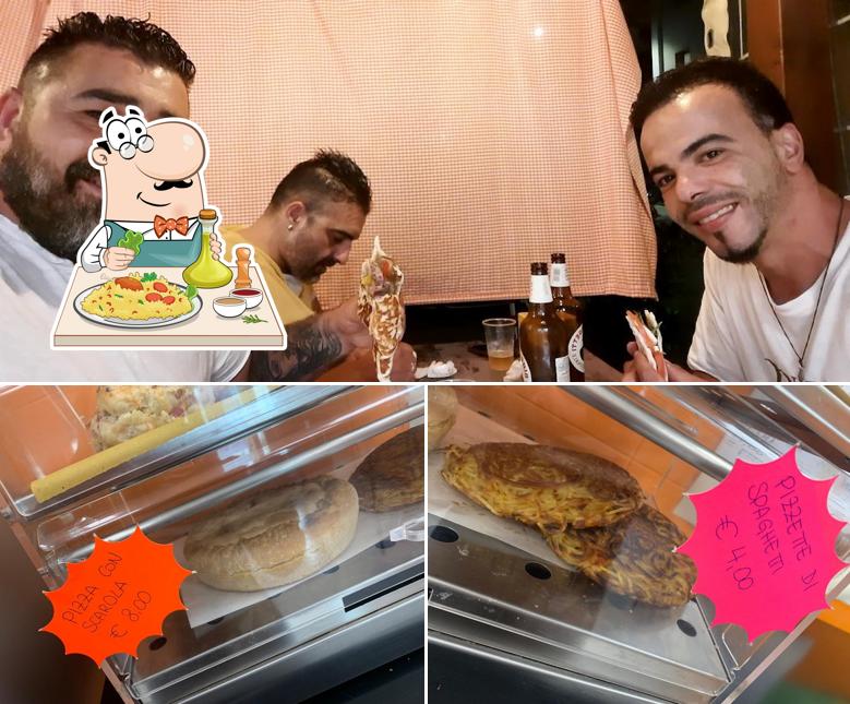 La cibo e tavolo da pranzo del ristorante