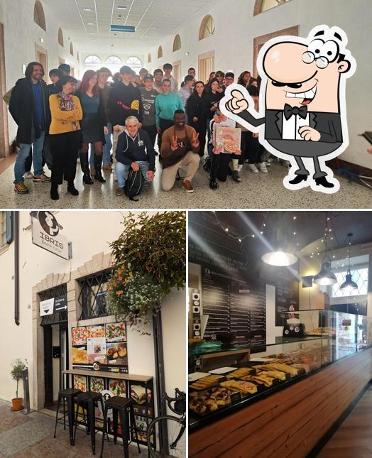 Siediti a un tavolo di Ibris Focacce E Pizze