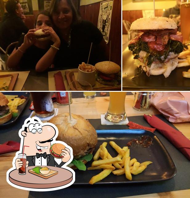 Prova un hamburger a Red Arrow Roadhouse