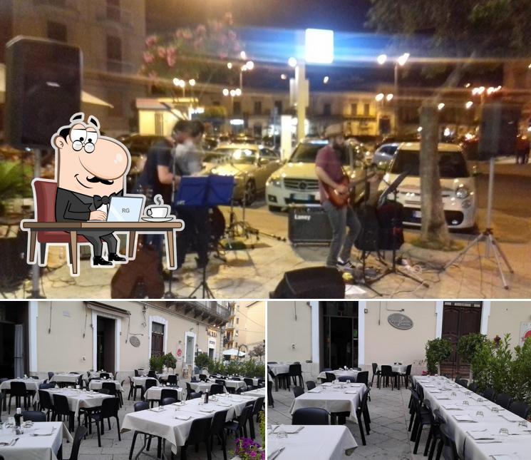 Siediti a un tavolo di acqua e farina pizza e sfizi