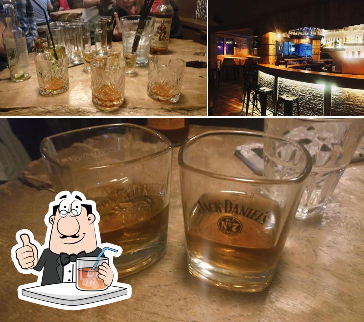 Questa è la immagine che mostra la bevanda e bancone da bar di VIBE Bar