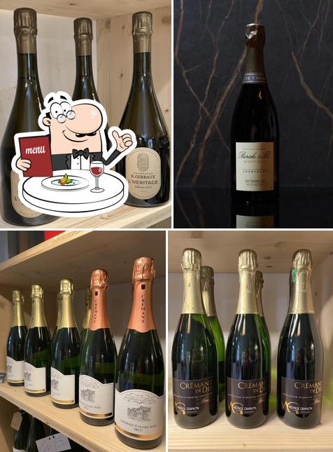 Enoteca del Convento si caratterizza per la cibo e bevanda