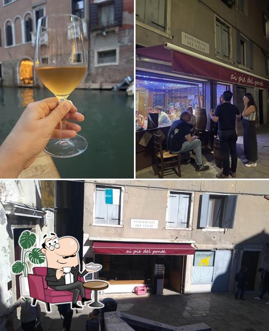 La foto di interni e bevanda da Ai pie del ponte
