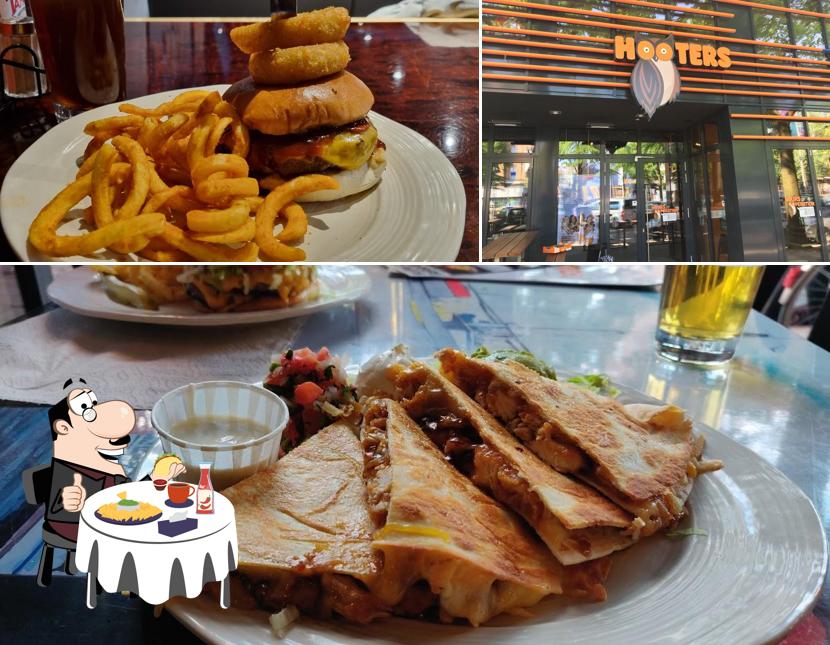 Holt einen Burger bei Hooters Hamburg St. Pauli