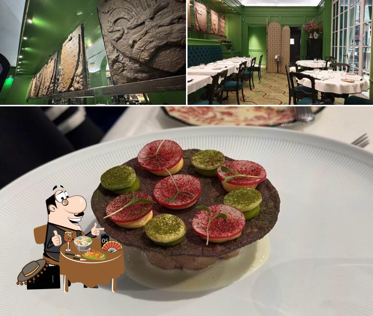 La cibo e tavolo da pranzo del ristorante