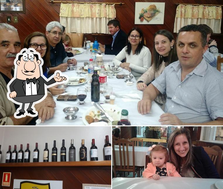 Sente em uma das mesas no Churrascaria Angelo's