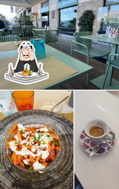 Dai un’occhiata alla foto che raffigura la cibo e esterno di Friends Caffe' Di Haralamb Cristina & Kotori Armena