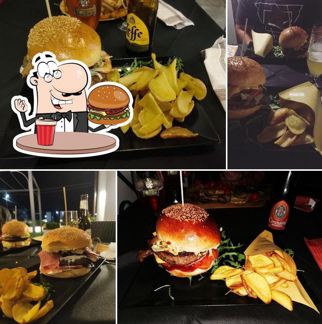 Gustati uno dei tipi di hamburger disponibili a Snodo 606