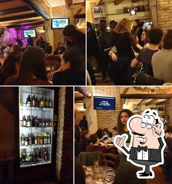 Dai un'occhiata agli interni di St.John'S Pub