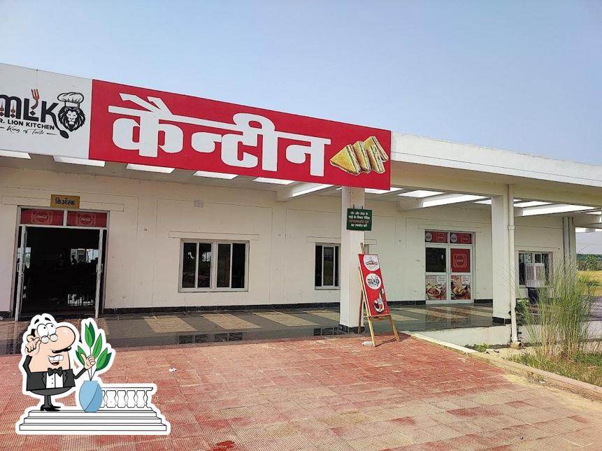 The exterior of Zoo Canten and fast foods