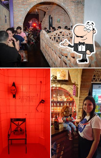 Sente em uma das mesas no Fantasmagória Bar