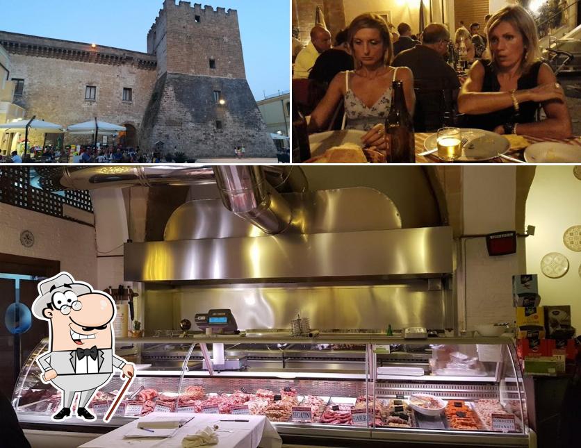 Tra le diverse cose da Il Re della Brace si possono trovare la esterno e bancone da bar