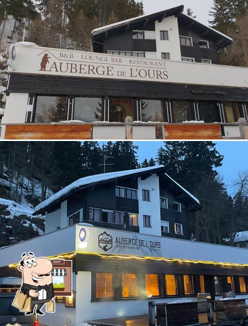 Goditi la vista dagli esterni di Auberge de l'Ours