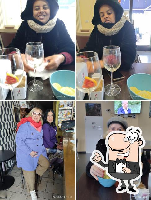 Dai un’occhiata alla immagine che presenta la interni e cibo di Legend bar Milano