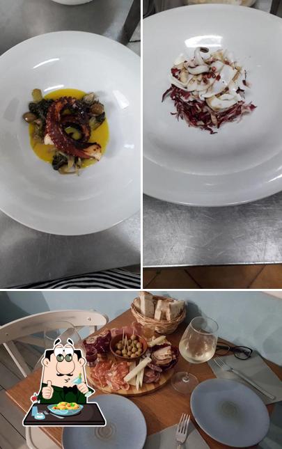 Questa è la foto che mostra la cibo e tavolo da pranzo di Angeli & Marinai