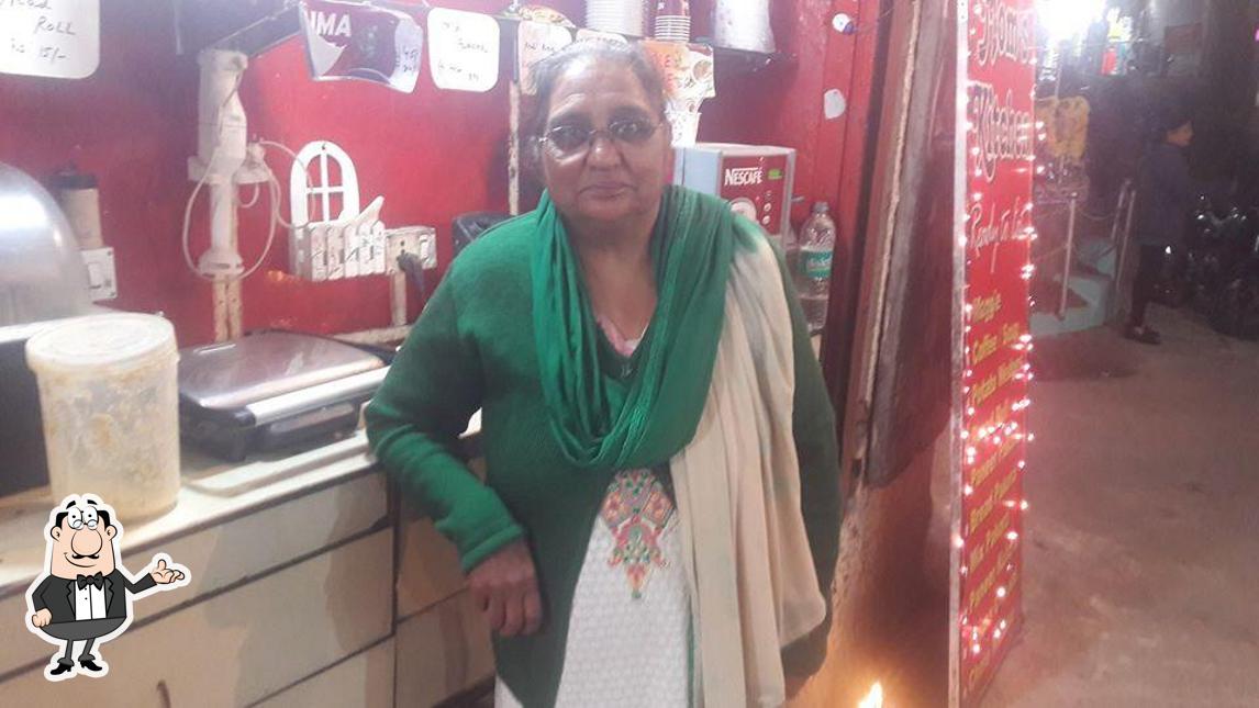 Check out how Mom de kitchen looks inside
