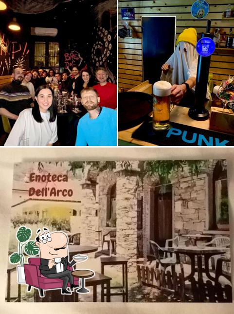 Gli interni di Enoteca Dell'Arco