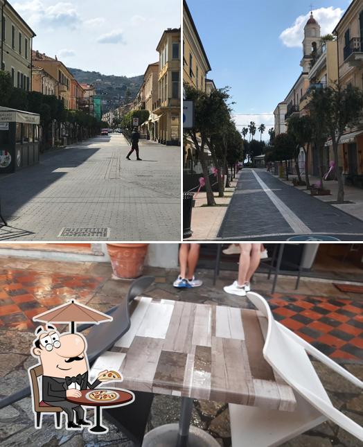Dai un’occhiata alla immagine che presenta la esterno e interni di Plaza Cafè