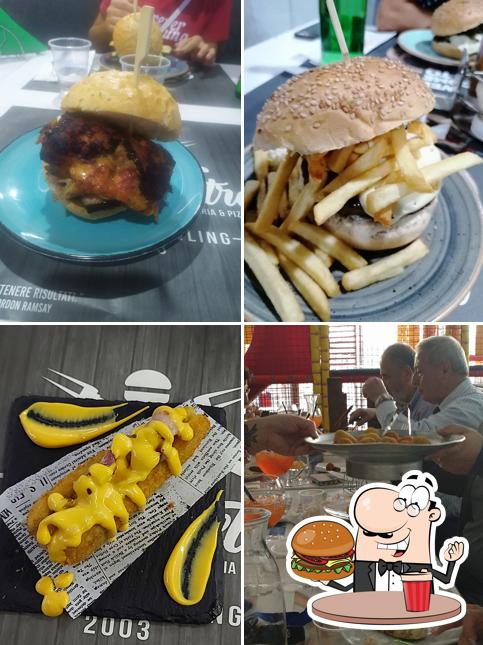 Prova un hamburger a Disco Bowling Hamburgheria Panino Pizza