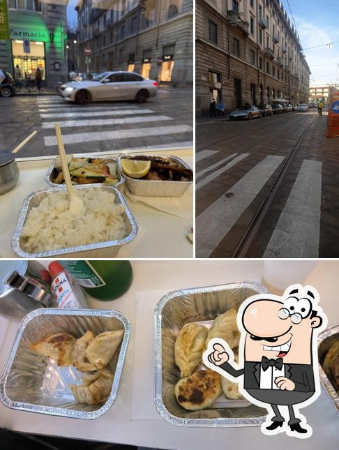 Questa è la immagine che presenta la esterno e cibo di Lo's