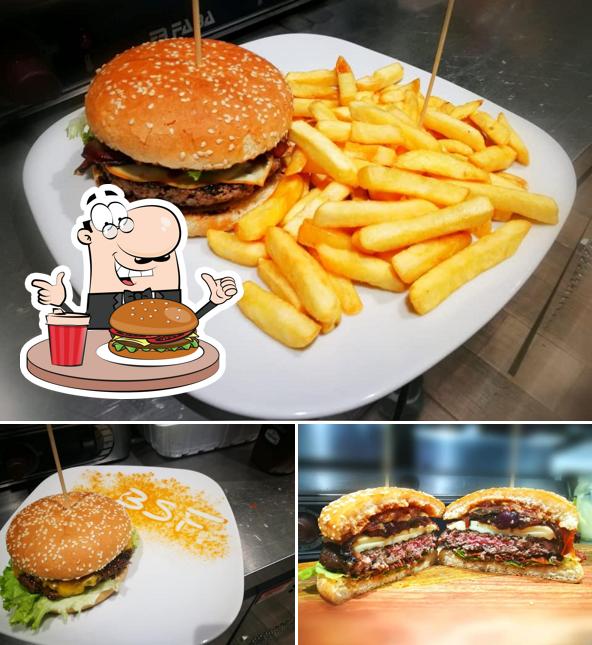Ordina un hamburger a Peppin's Pub