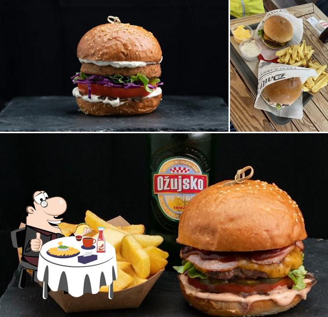 Gustati uno dei tipi di hamburger serviti a Mega Burger Bled