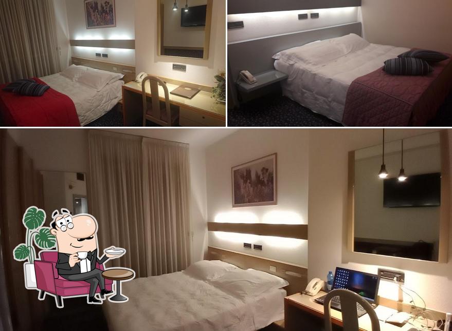 Siediti a un tavolo di Hotel Michelangelo