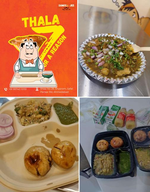 Samosa at Samosa Jee Litti Chokha Wale