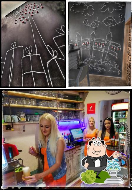La immagine della esterno e bancone da bar di Riki Bar