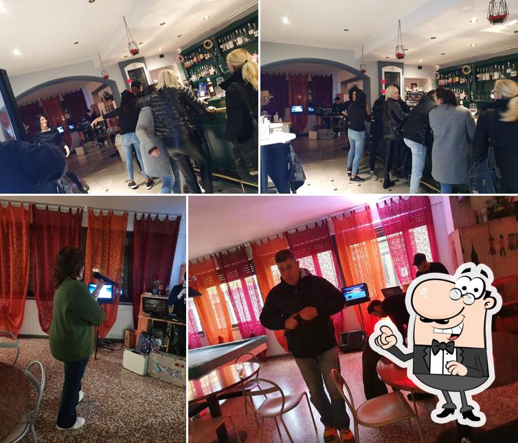 Siediti a un tavolo di Bar Mutuo Soccorso