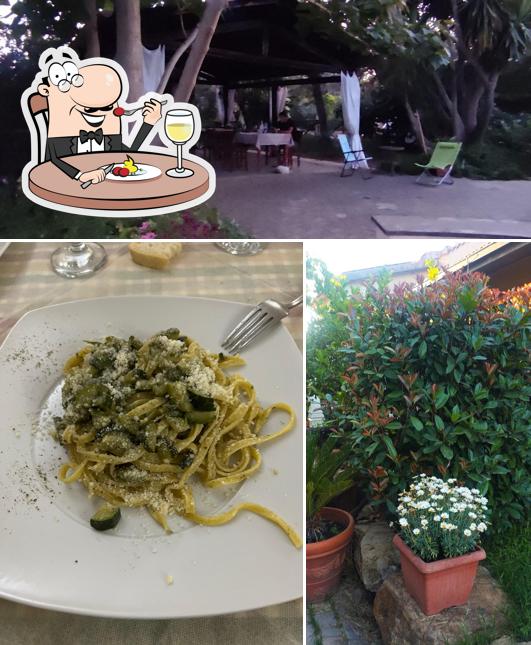 La immagine di cibo e esterno da Corte degli struzzi