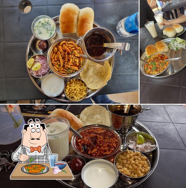 Chicken wings at Aamdar misal