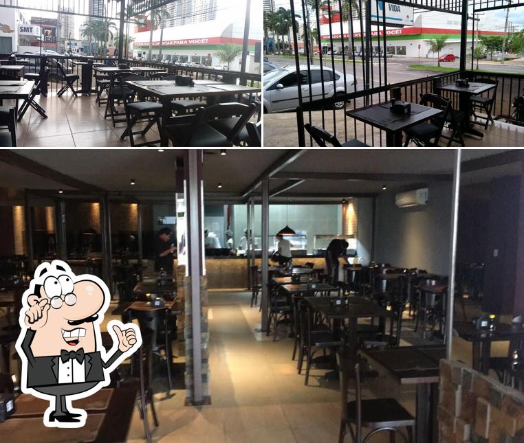 Sente em uma das mesas no Bankai Sushi