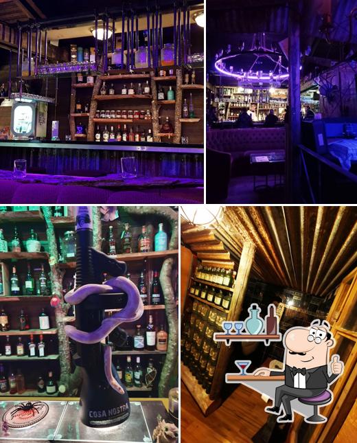 Dai un'occhiata agli interni di Red Cave moonshine Bar