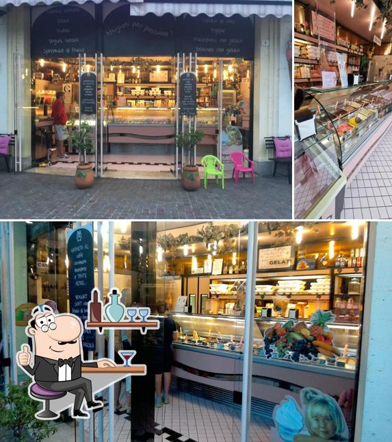 Siediti a un tavolo di Gelateria della Fontana di Elena Massari