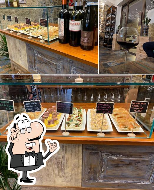 La foto di interni e bevanda da Diverso - Enoteca & Wine Bar