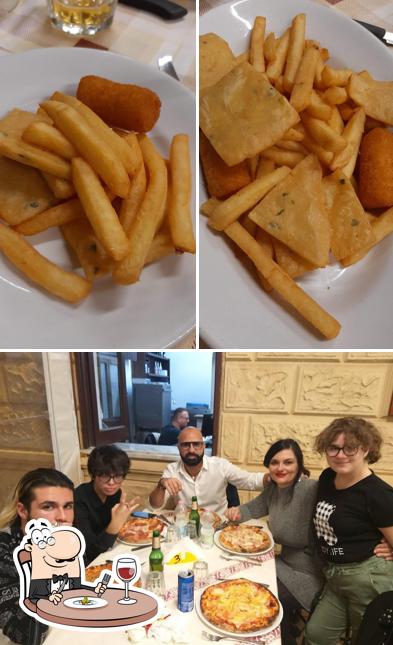 La cibo e tavolo da pranzo del ristorante