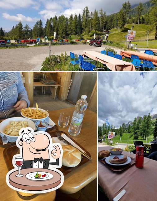 Guarda la foto che mostra la cibo e esterno di Imbiss Karerpass Mototreff Passo Costalunga