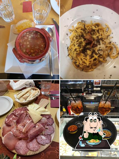 Platti al Trattoria Pizzeria Sapori Umbri