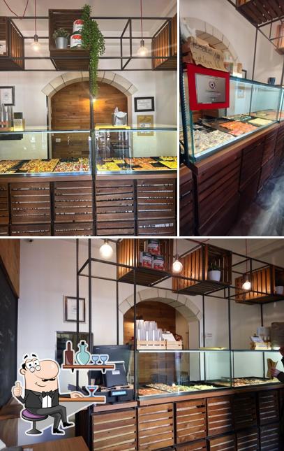 Tra le diverse cose da Pizzeria del corso si possono trovare la interni e cibo