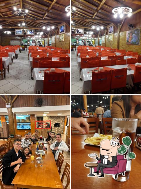 Sente em uma das mesas no Varandão Lanches