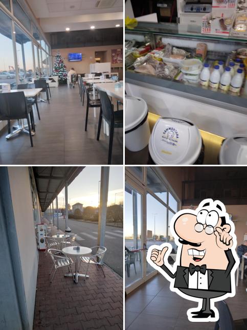 Siediti a un tavolo di White Bar