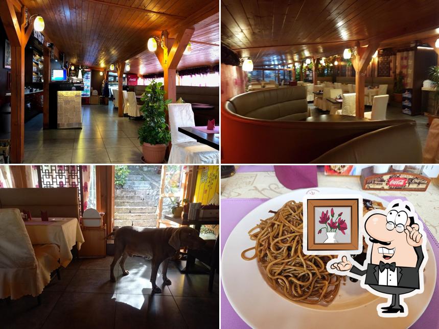 Installez-vous à l'une des tables de Restaurant Grace