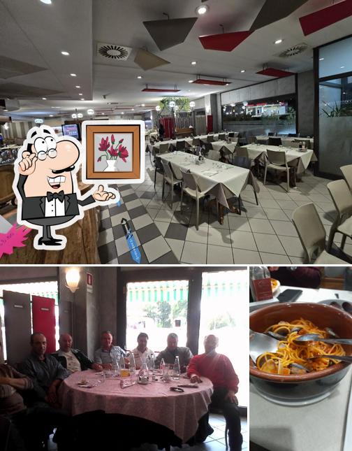 Guarda la foto che mostra la interni e cibo di La Siesta