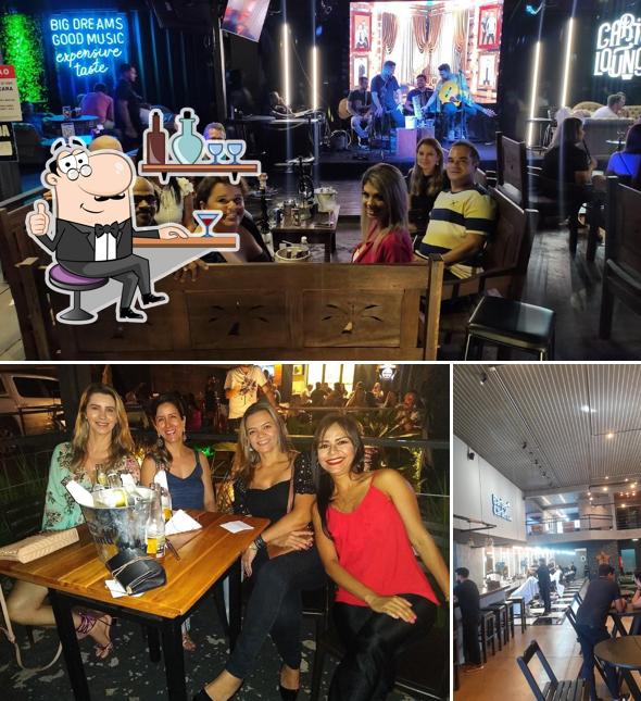 Sente em uma das mesas no Cartel Club