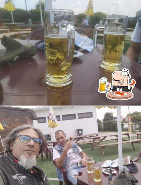 Puoi ordinare un rinfrescante bicchiere di birra chiara o scura